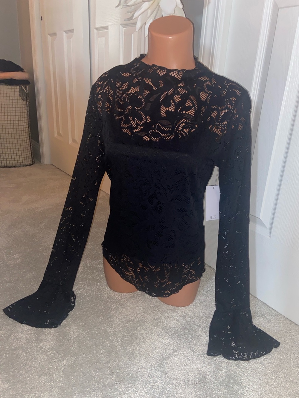 Jessica Simpson NWT Medium, black floral, flare cuff Top with removable camisole